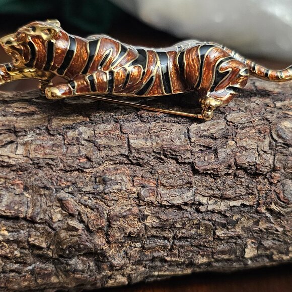 Striking CINER Crouching Tiger With Open Mouth Brooch Pin - Picture 2 of 4
